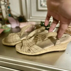 Naturalized women wedges